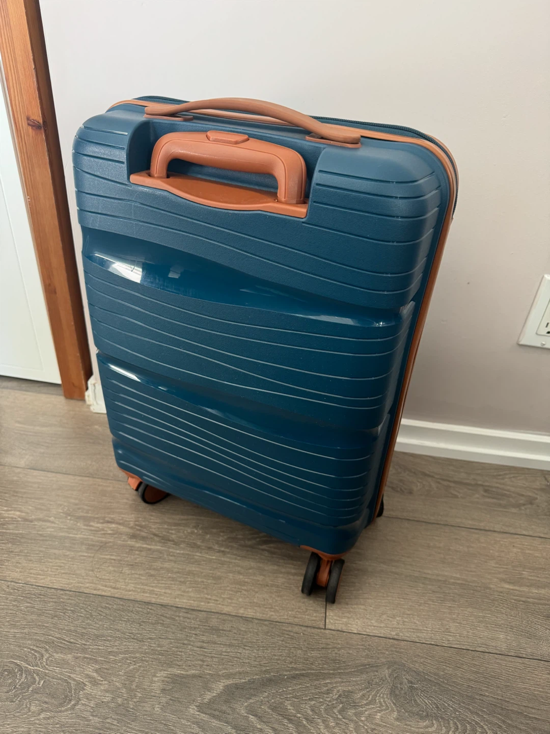 Voyager Carry-On Spinner Suitcase - photo 4