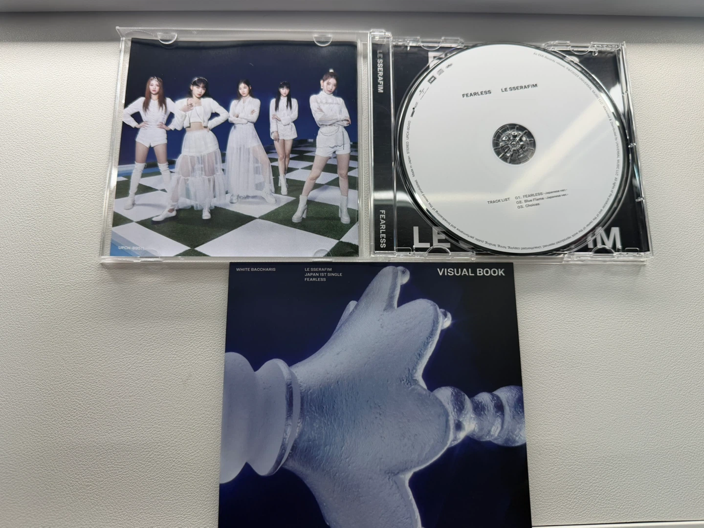 LE SSERAFIM FEARLESS Japan 1st Single Album - photo 2