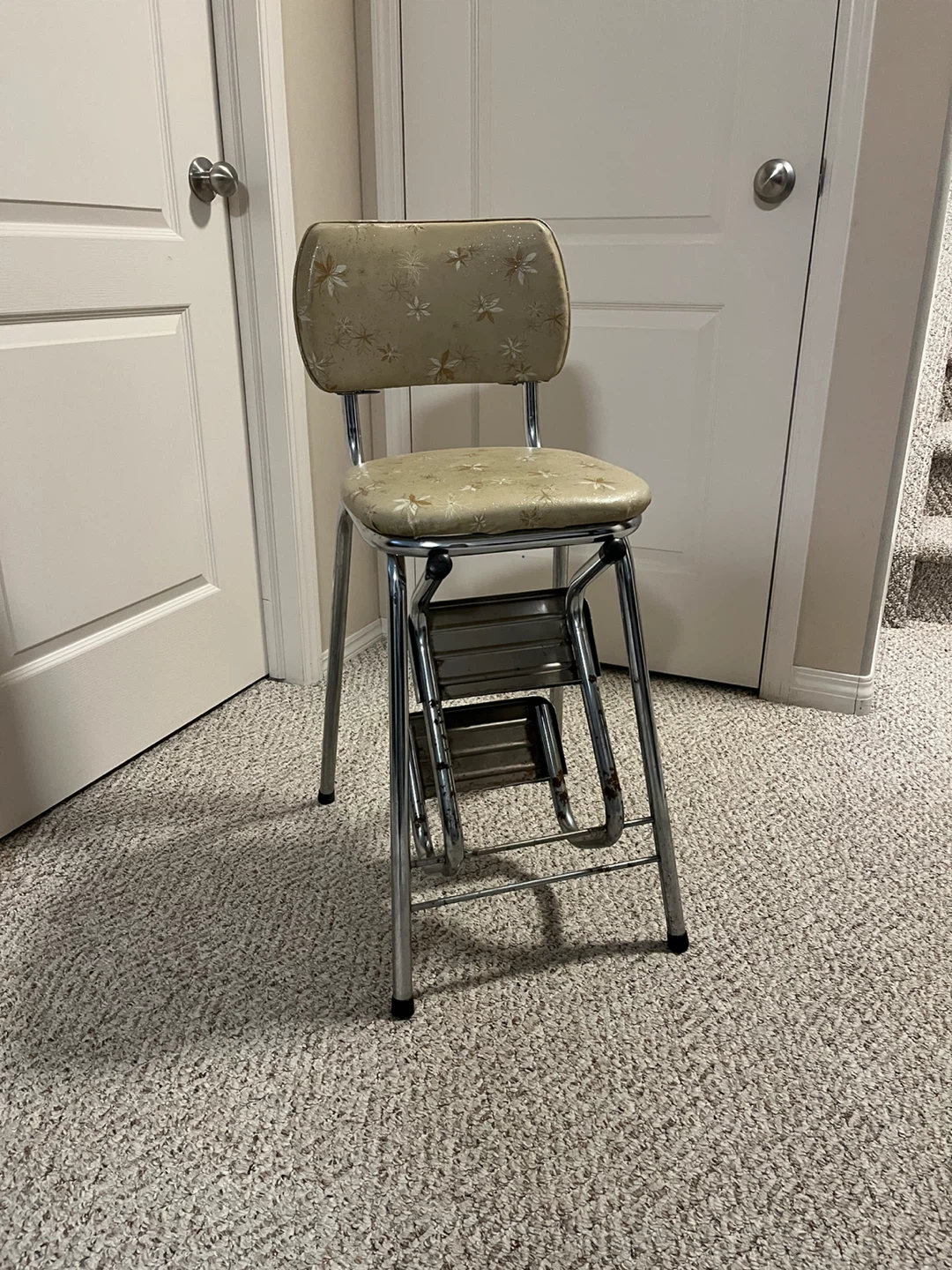 Mid century vintage chair with fold out steps - photo 3