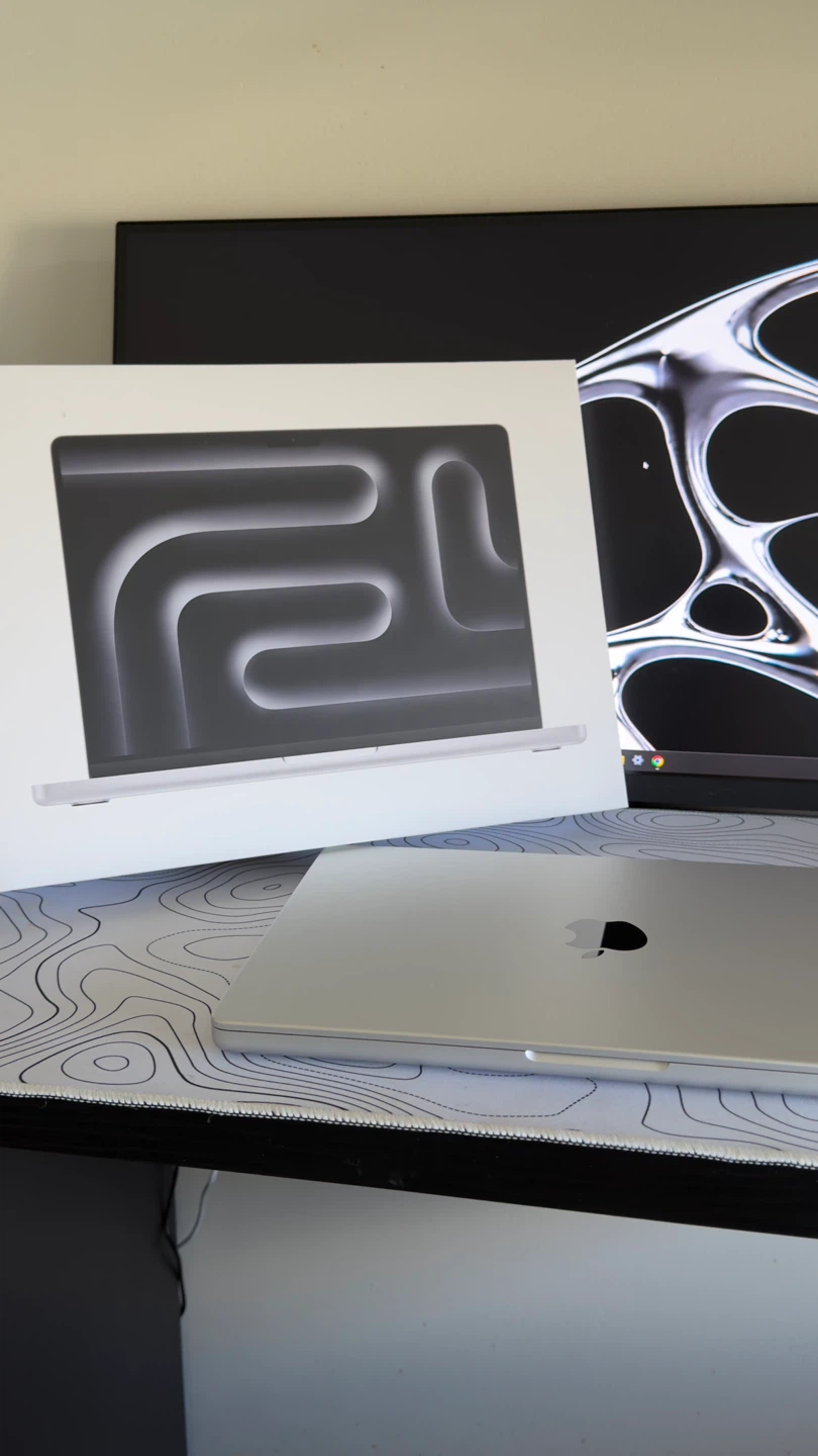 MacBook Pro M5 14” 16GB RAM 1TB SSD  Like New + Box - photo 2
