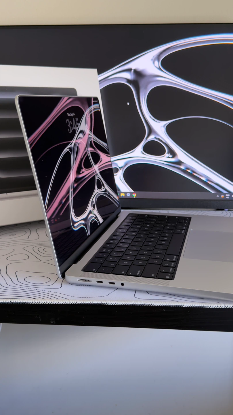 MacBook Pro M5 14” 16GB RAM 1TB SSD  Like New + Box - photo 3