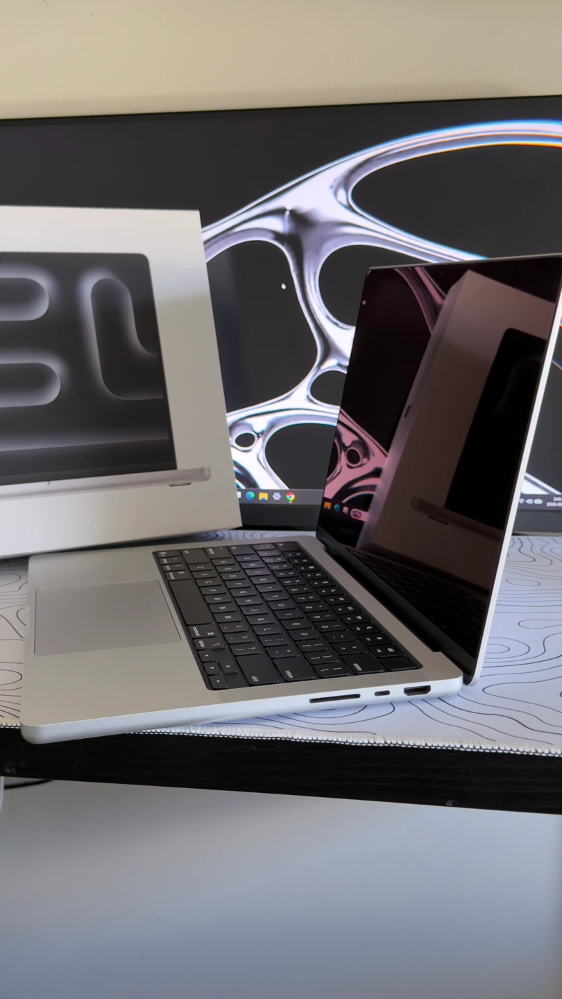 MacBook Pro M5 14” 16GB RAM 1TB SSD  Like New + Box - photo 4