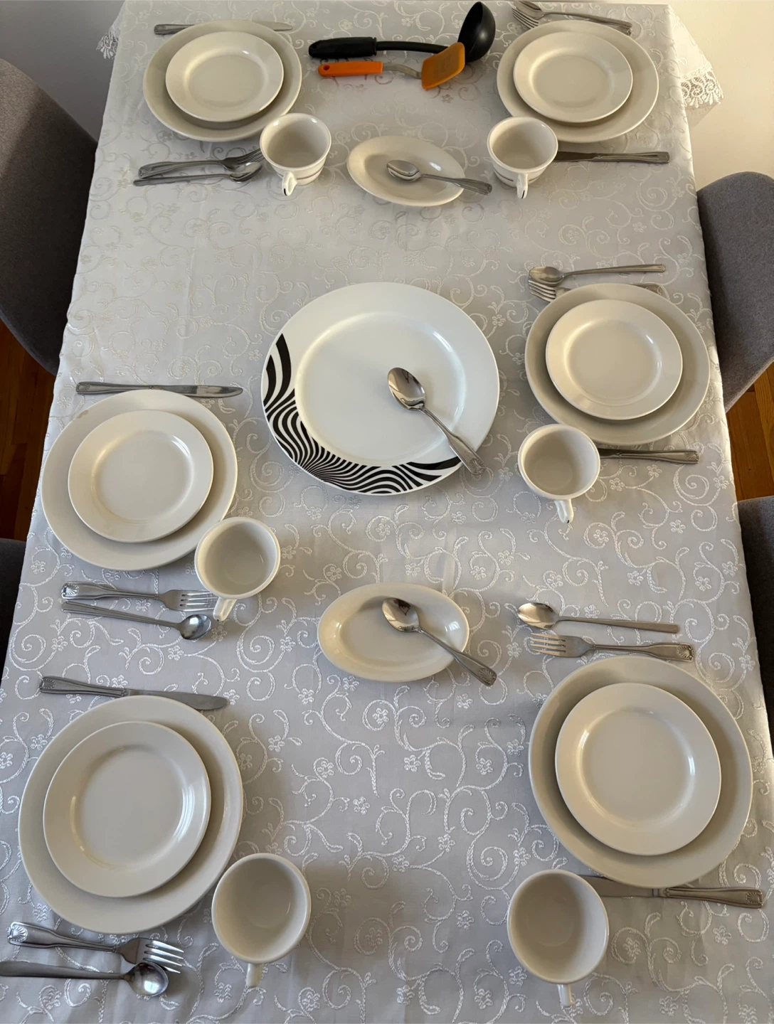 Porcelain Dinnerware Set and utensils. 6 Person