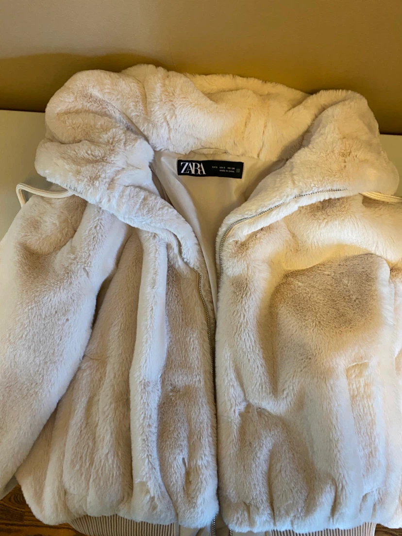 Zara Faux Fur Hooded Jacket - photo 3