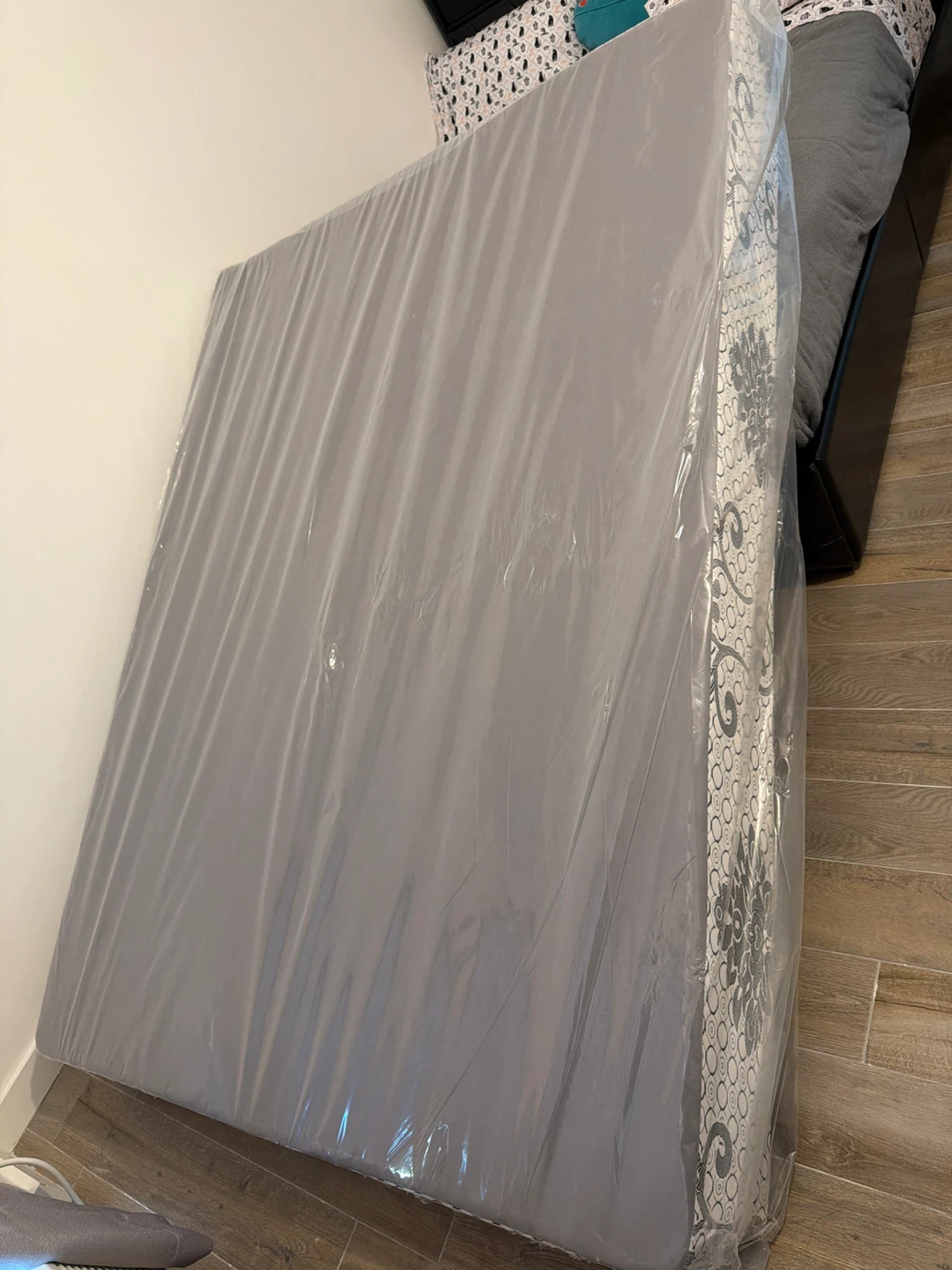 Brand-new queen-size bed base - photo 2