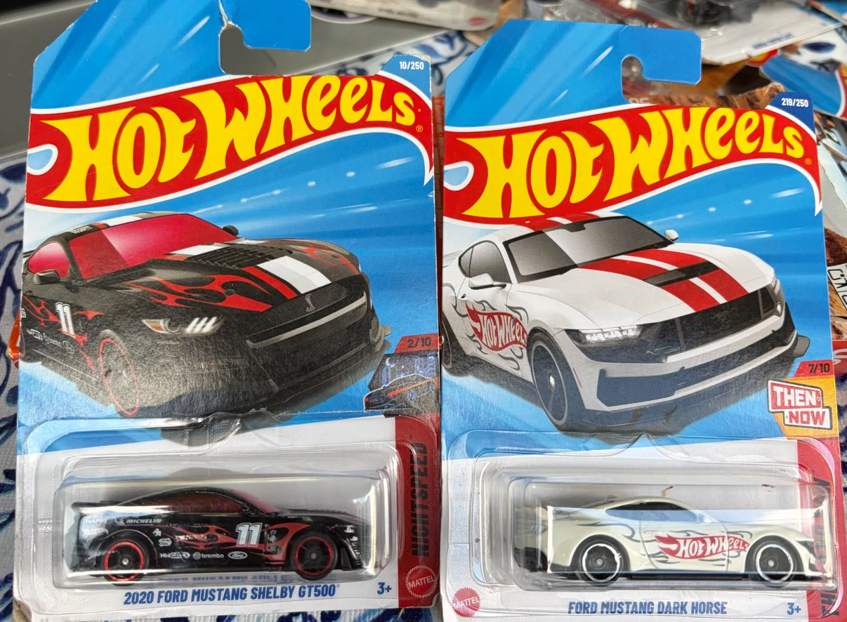 Two Hot Wheels 2020 Ford Mustang Shelby GT500 and Dark Horse