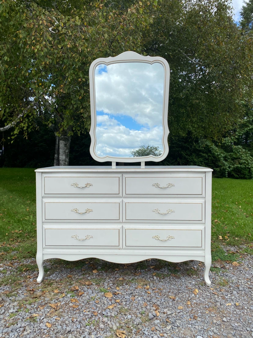 Vintage Baronet French Provincial Dresser (CAN DELIVER)
