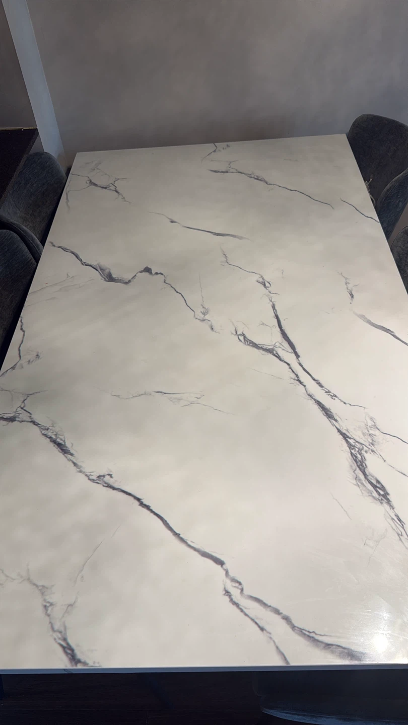 Marble-look dining table and grey chairs - photo 3