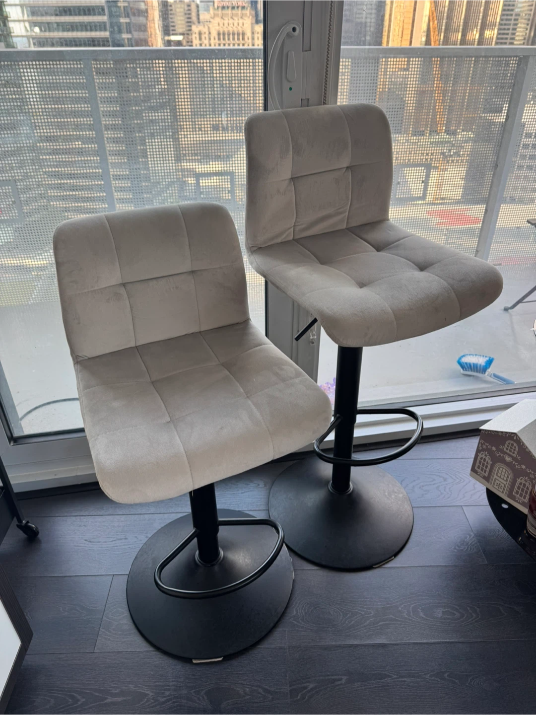 2 Adjustable Height Swivel Bar Stools