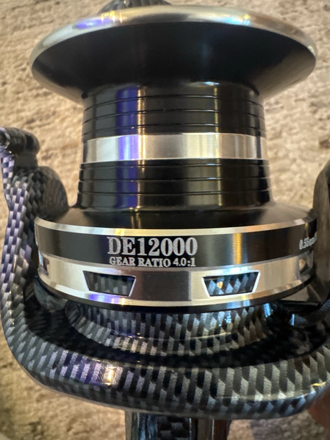 Never used DE12000 Carbon Finish Spinning Reel - photo 3