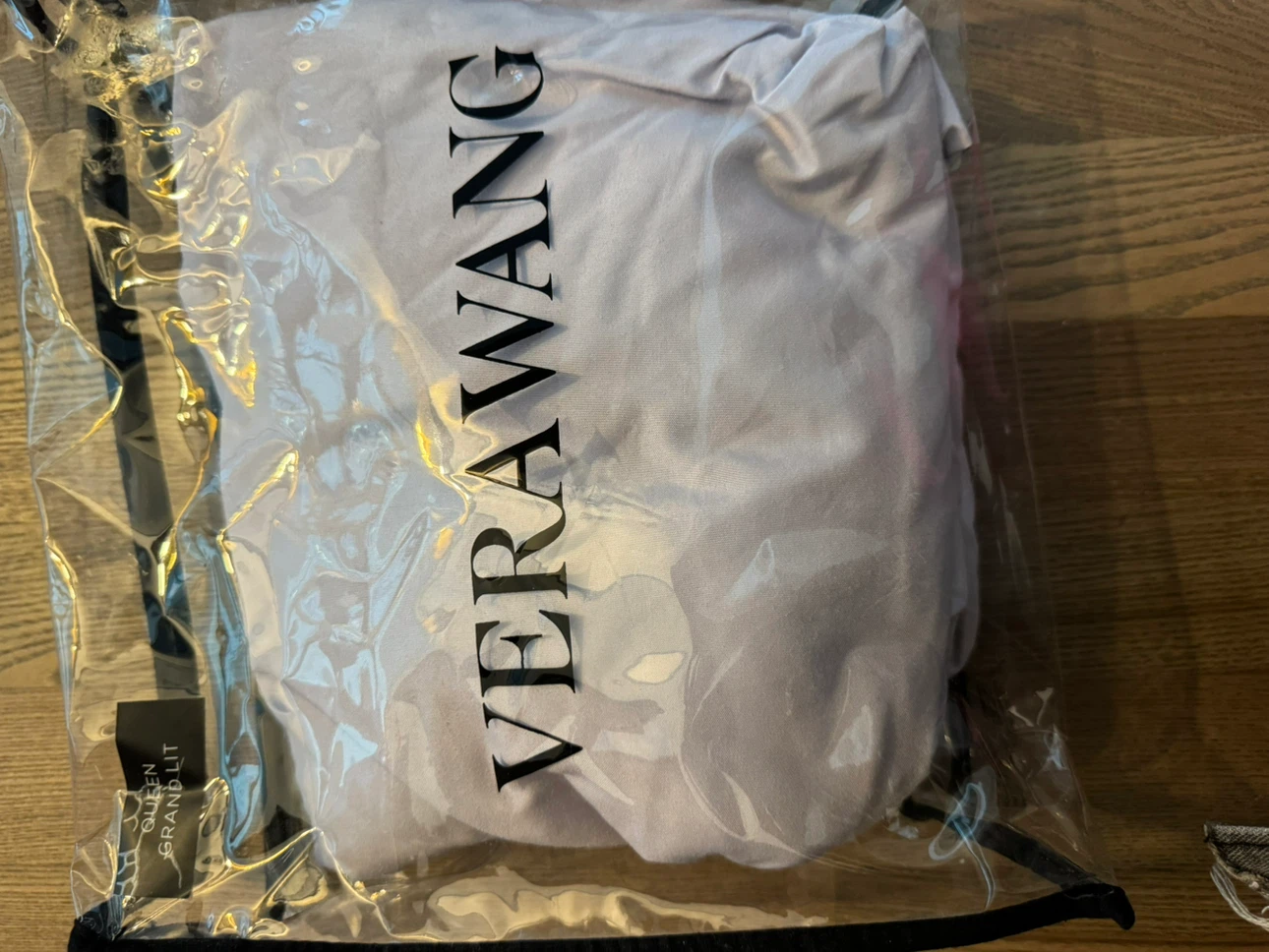 Vera Wang Queen Bed Sheet used - photo 2