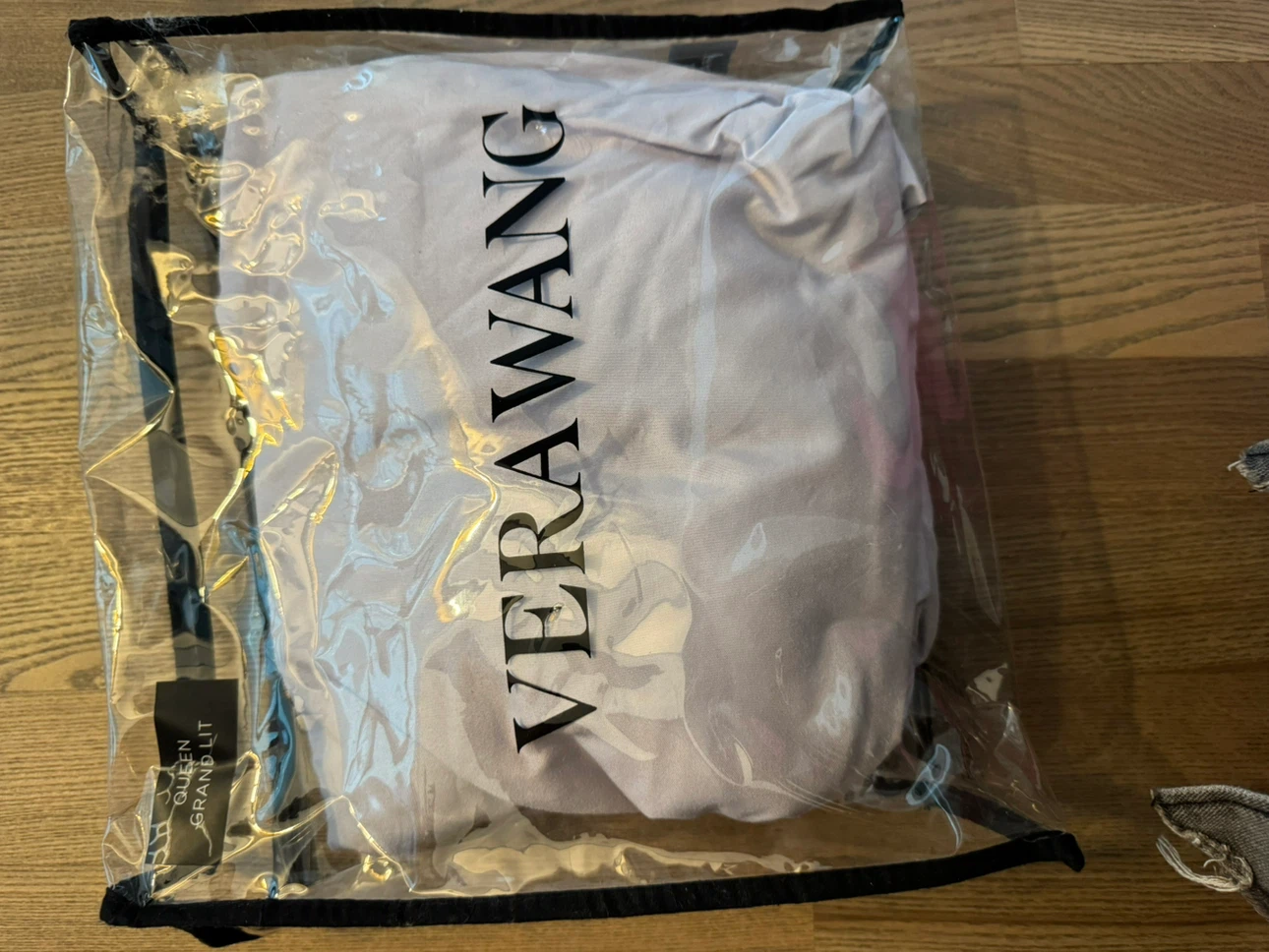 Vera Wang Queen Bed Sheet used - photo 3