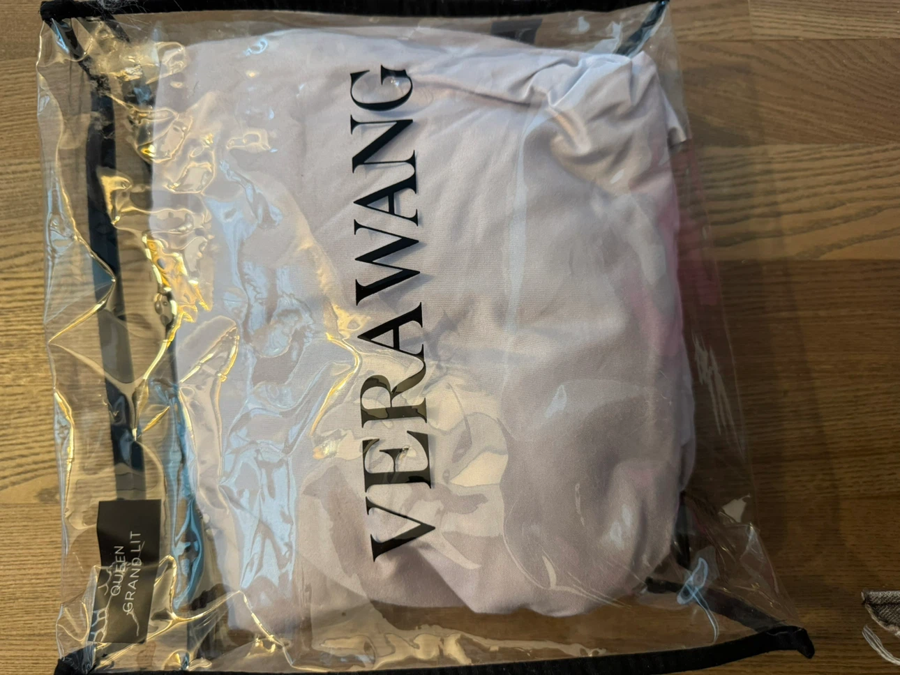 Vera Wang Queen Bed Sheet used - photo 4