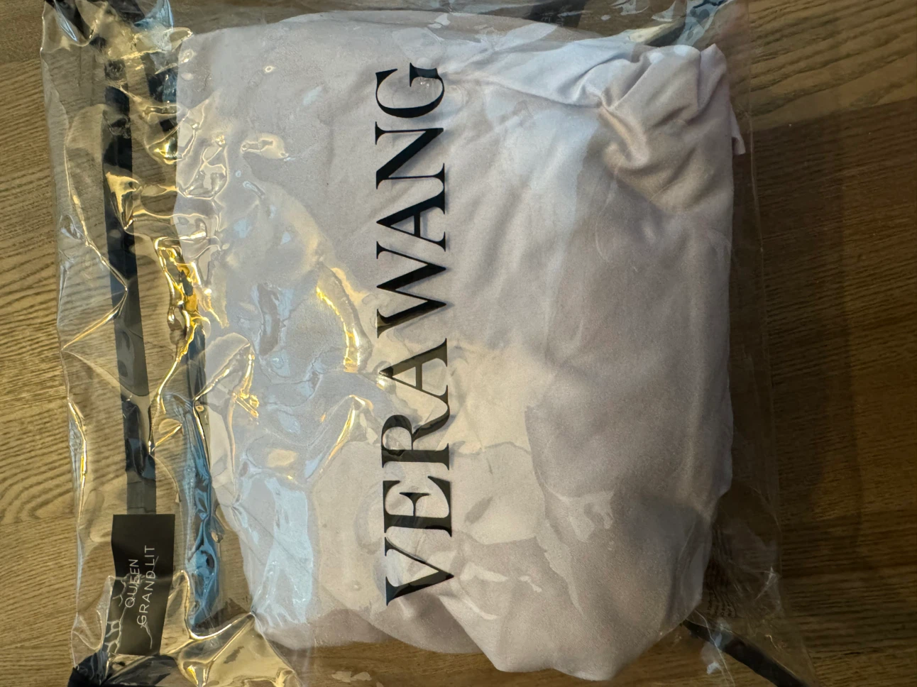 Vera Wang Queen Bed Sheet used - photo 5