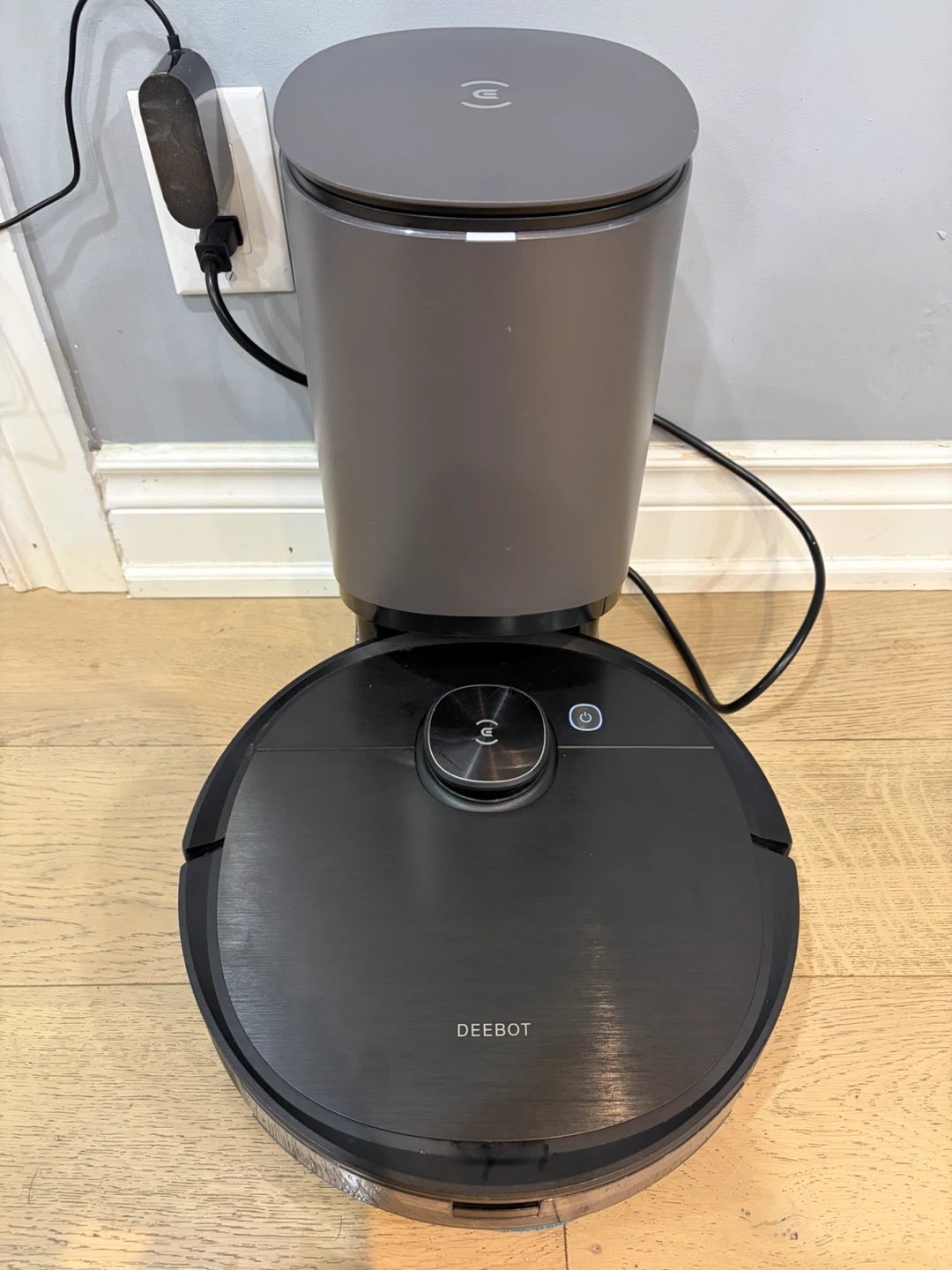 ECOVACS DEEBOT OZMO T8 AIVI+ with auto-empty station.