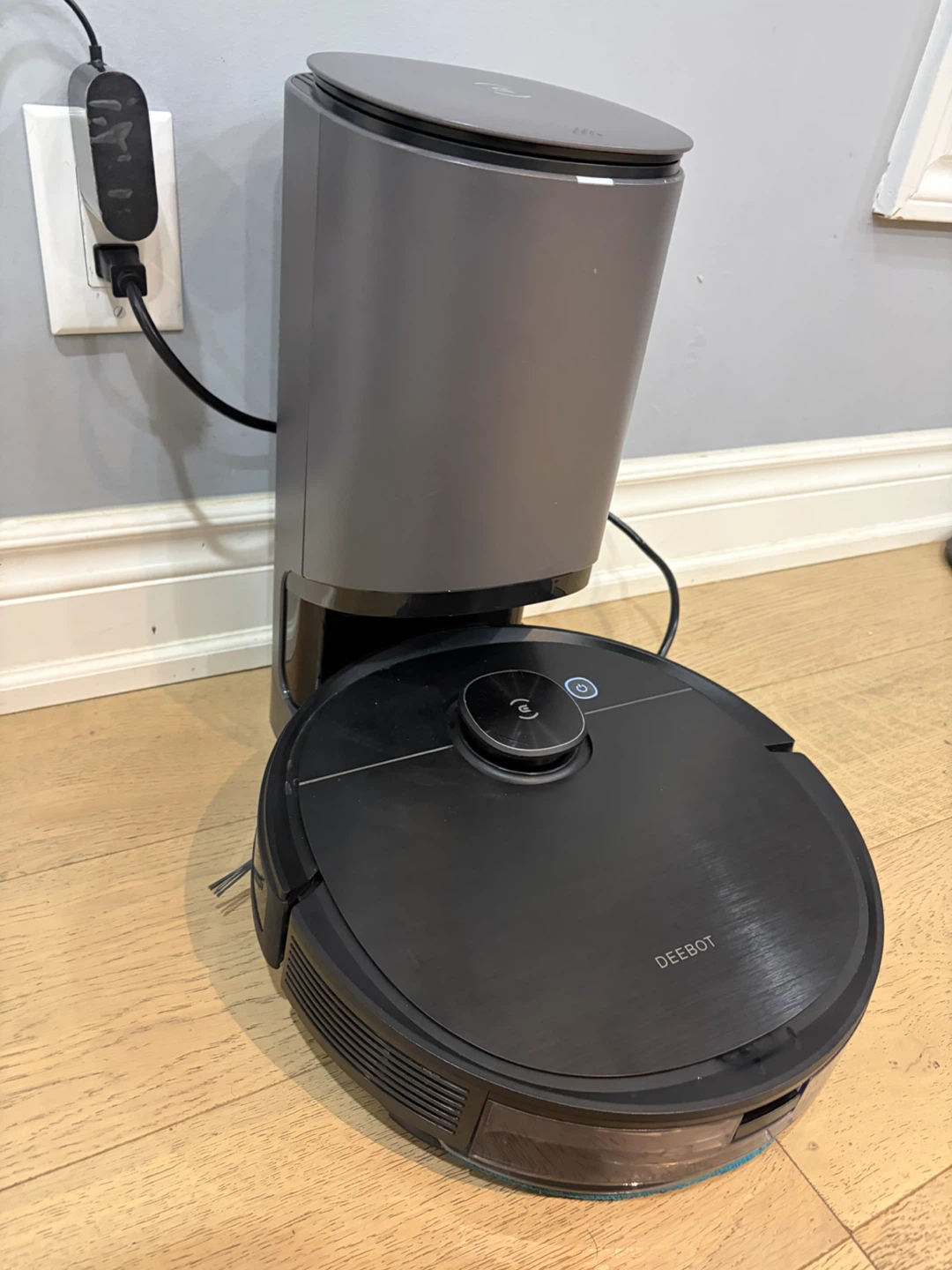 ECOVACS DEEBOT OZMO T8 AIVI+ with auto-empty station. - photo 2