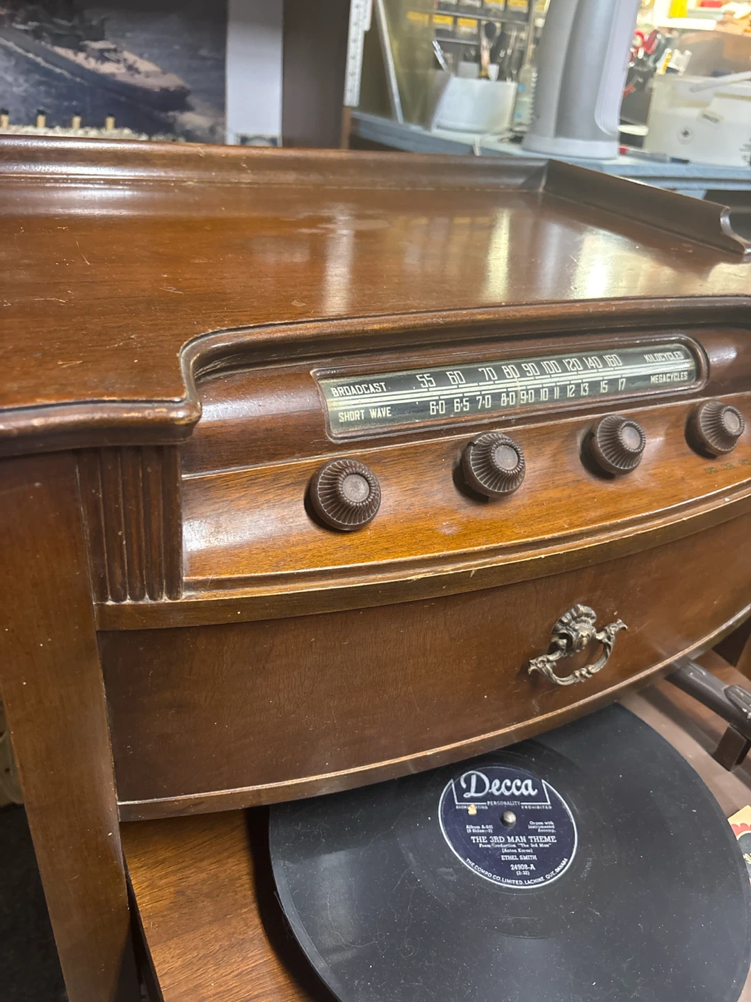 Vintage Electrohome Radio and Record Player Console - photo 3