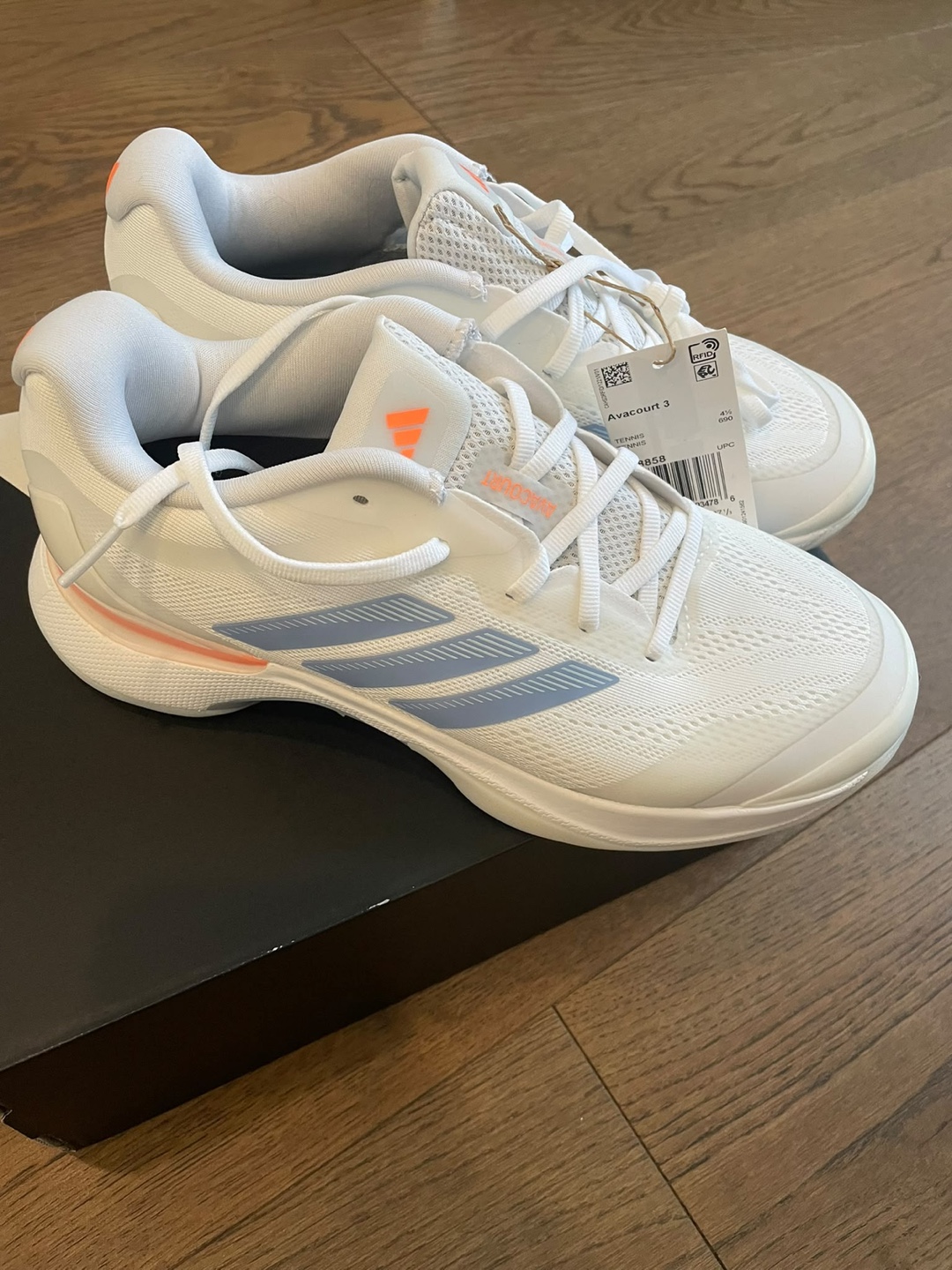 Women’s tennis shoes