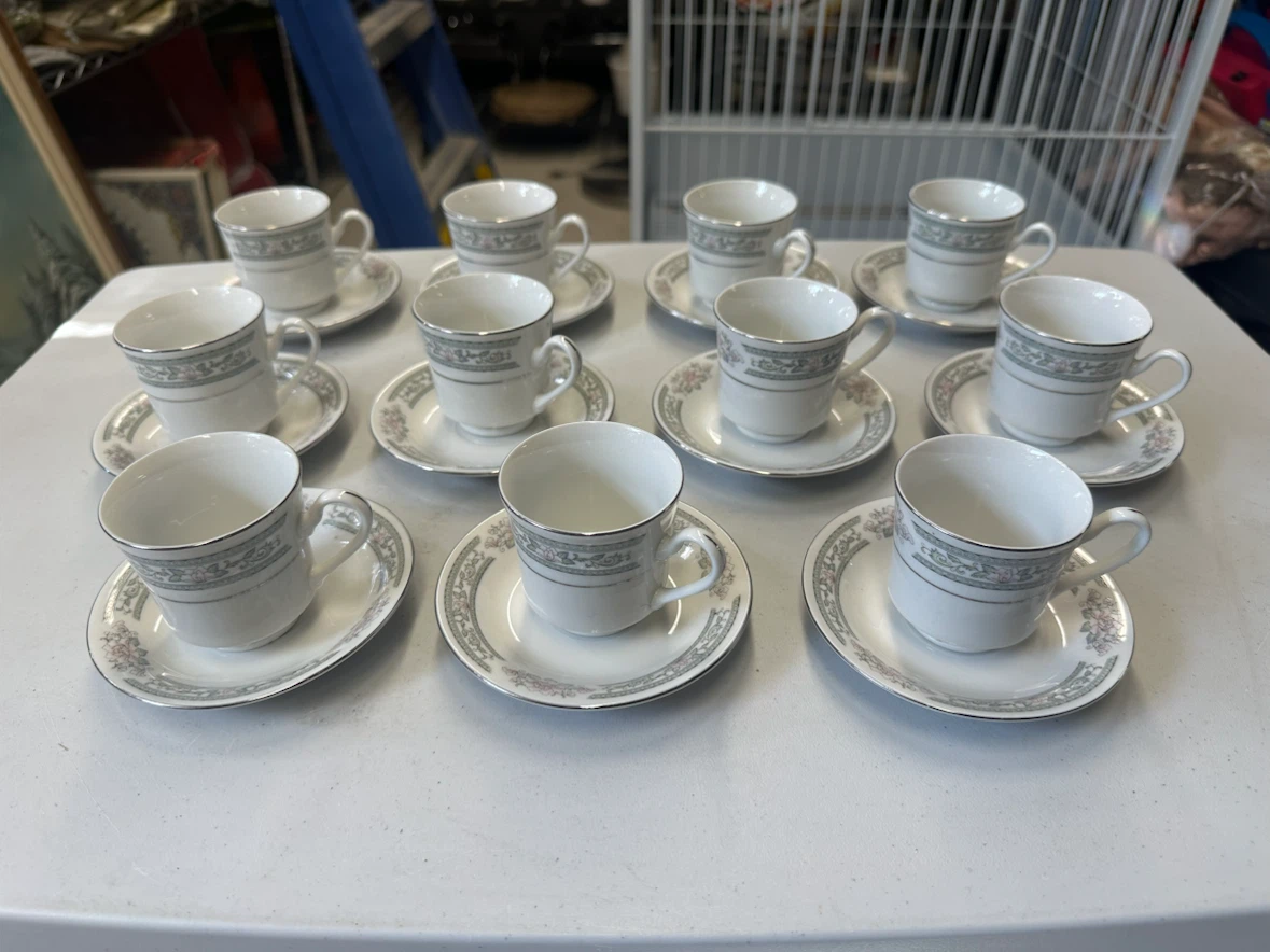 Lynns Fine China Set