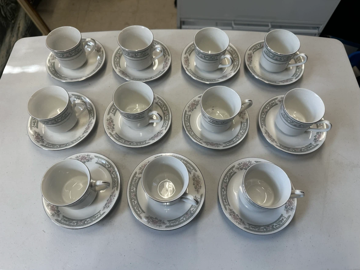 Lynns Fine China Set - photo 2