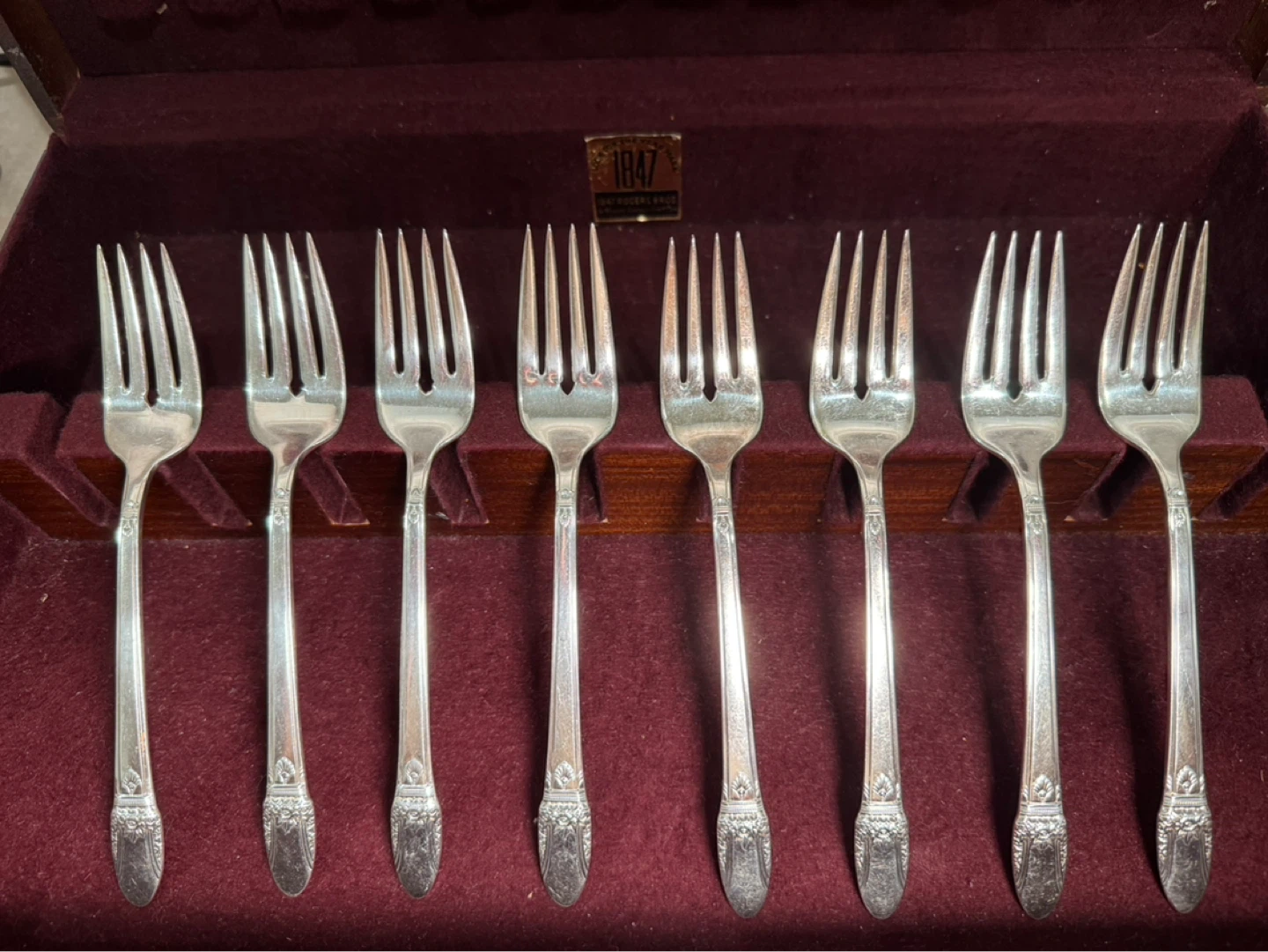 1847 Rogers Bros Silverware Set with Wooden Case - photo 3