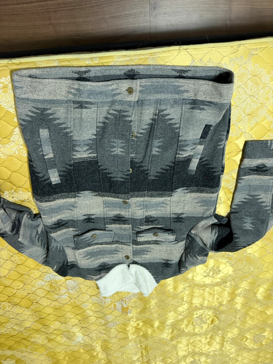 Grey patterned button-up jacket with sherpa collar - photo 2