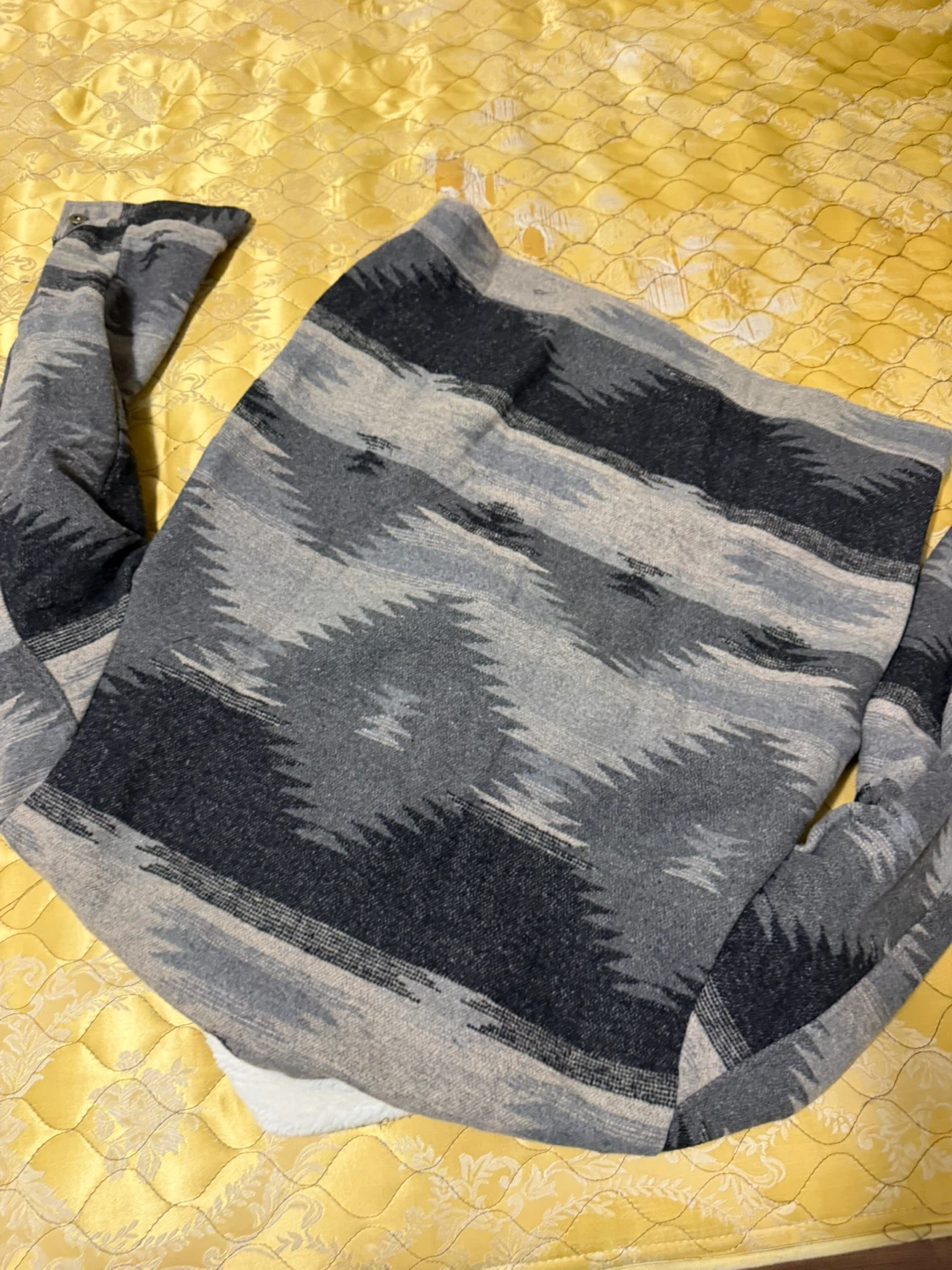Grey patterned button-up jacket with sherpa collar - photo 3