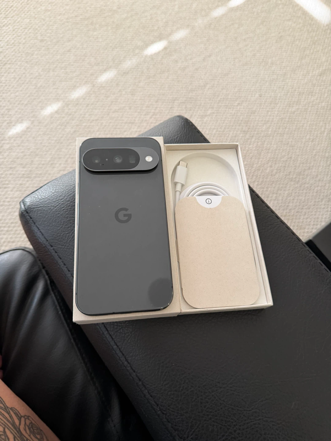Basically new Google Pixel 10 5g 128gb Obsidian black - photo 2