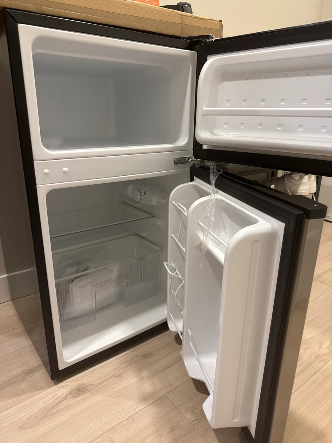 Midea Compact 2-Door Refrigerator - photo 2