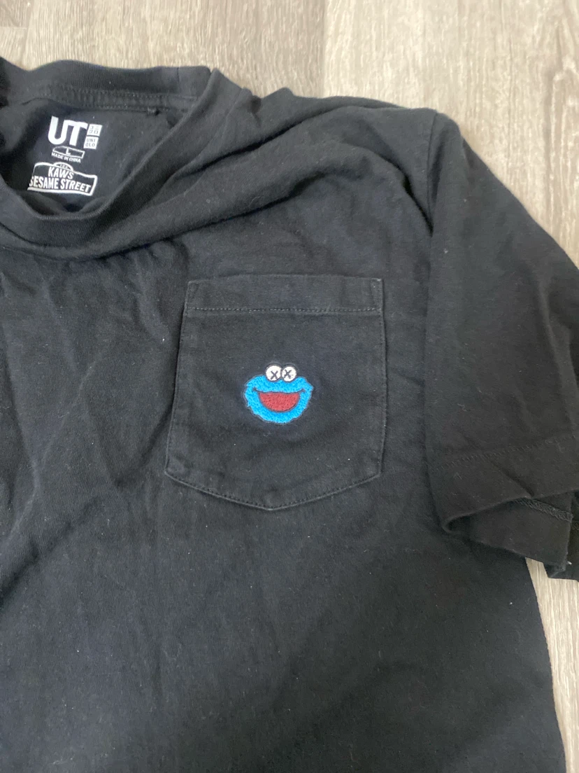 Uniqlo UT KAWS Sesame Street Cookie Monster T-shirt - photo 3