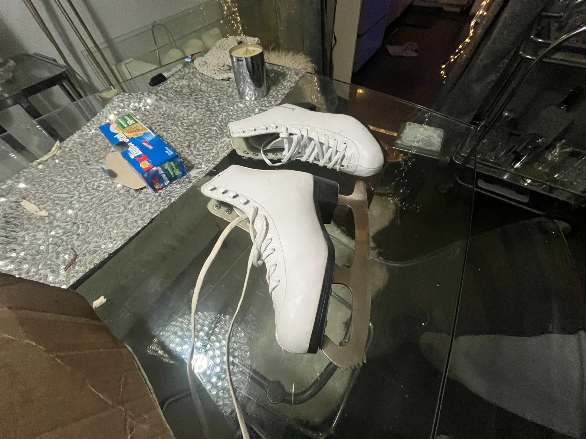 Winnwell White Figure Skates Size 6 - photo 2