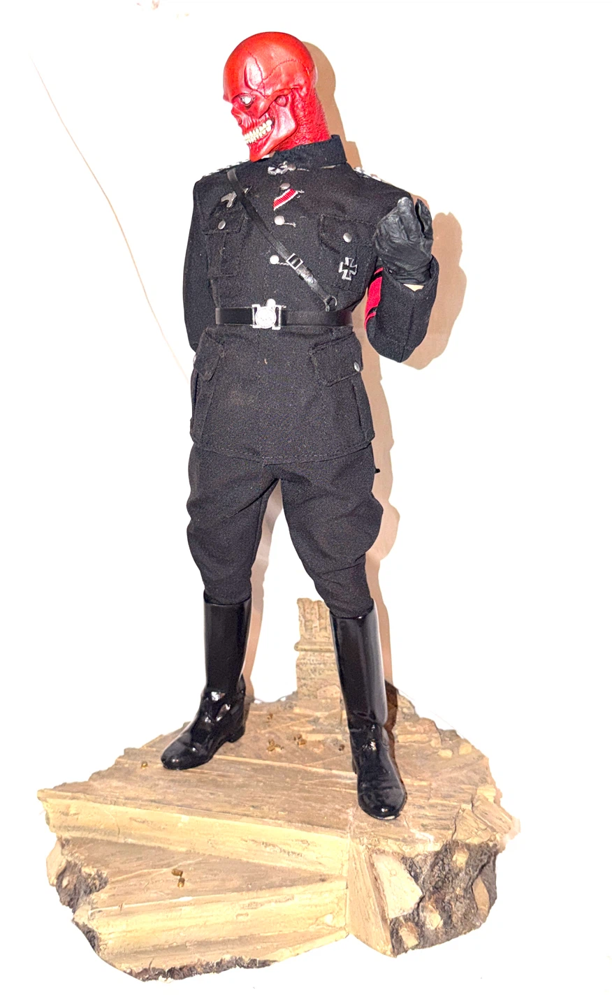 Sideshow Marvel Red Skull Premium Format Figure - photo 4