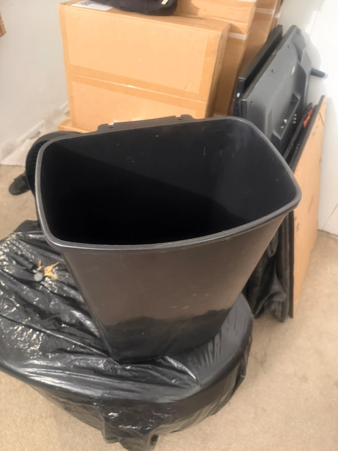Rubbermaid Commercial 10.25 Gallon Trash Can - photo 3