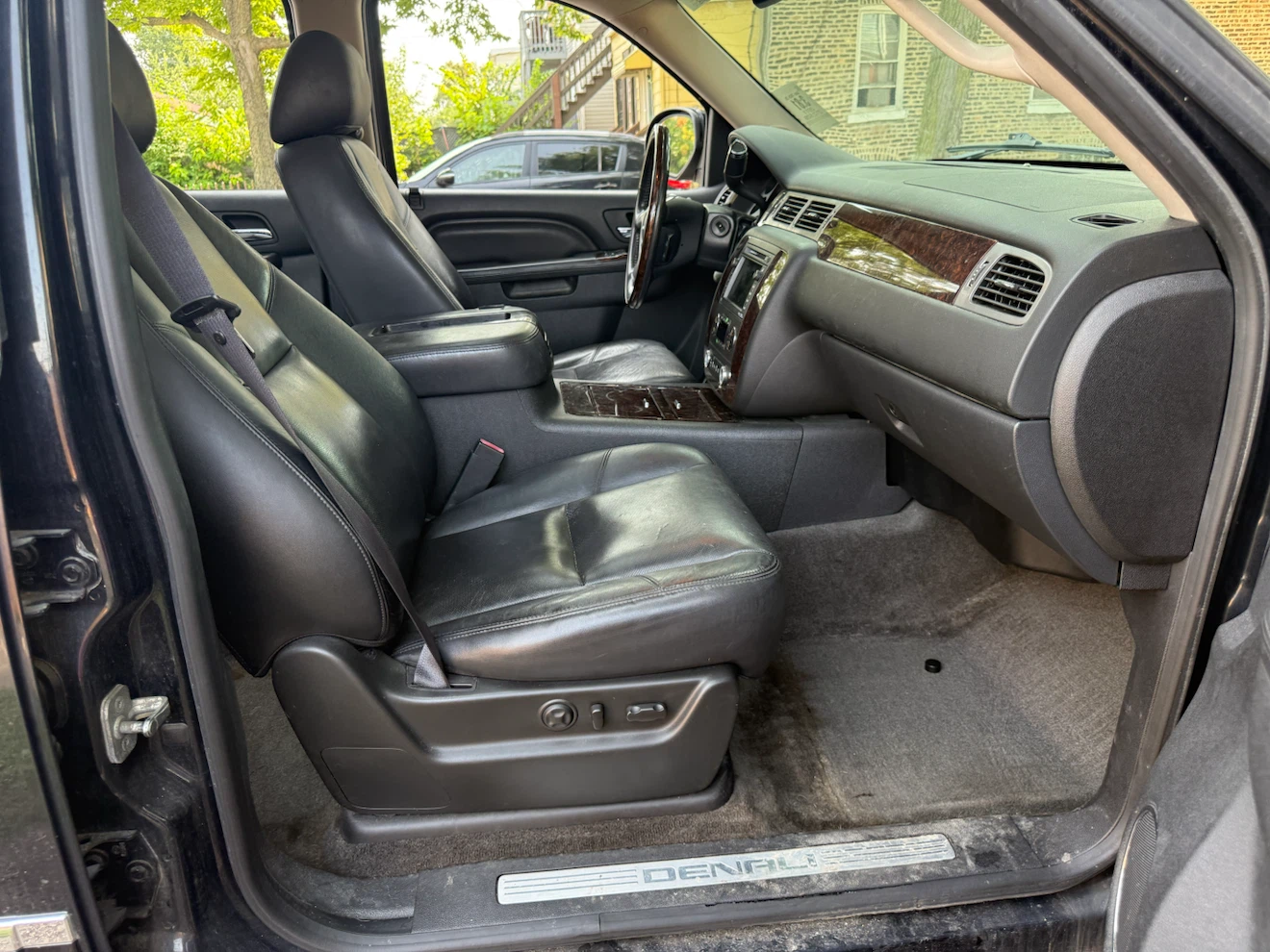 2011 GMC Yukon Denali SUV - photo 2