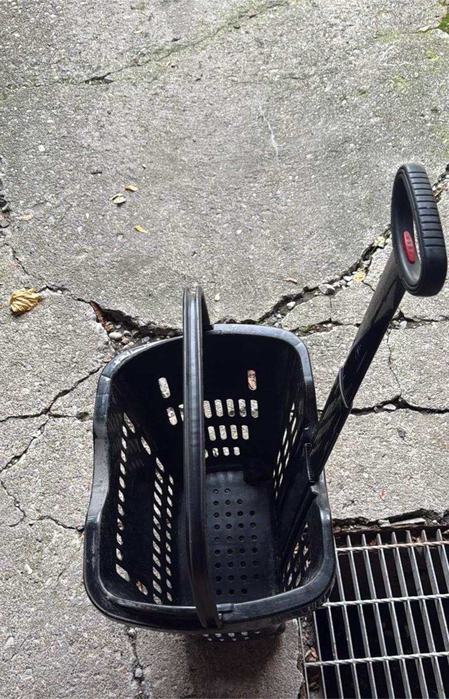 Rolling plastic shopping cart - photo 3