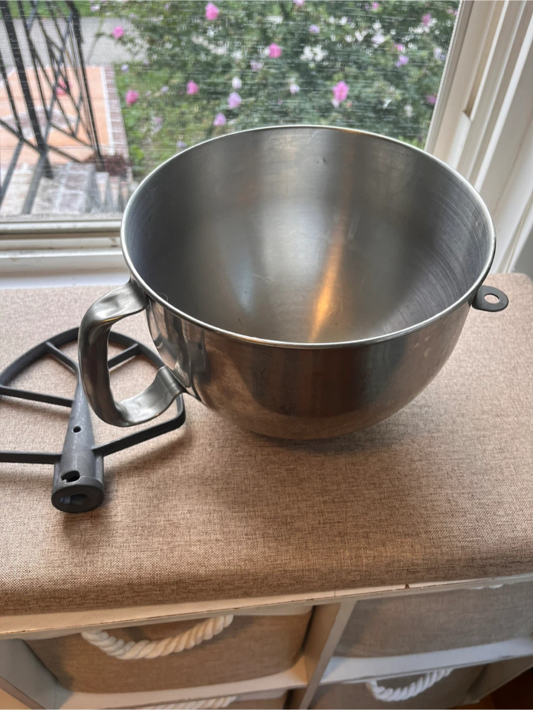 KitchenAid Mixer 5.5 qt Bowl and Attachments
