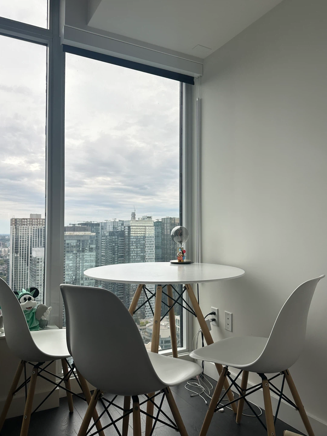 Structube White Round Dining Table w/ 3 chair - photo 2
