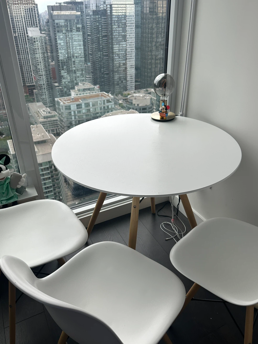 Structube White Round Dining Table w/ 3 chair - photo 3