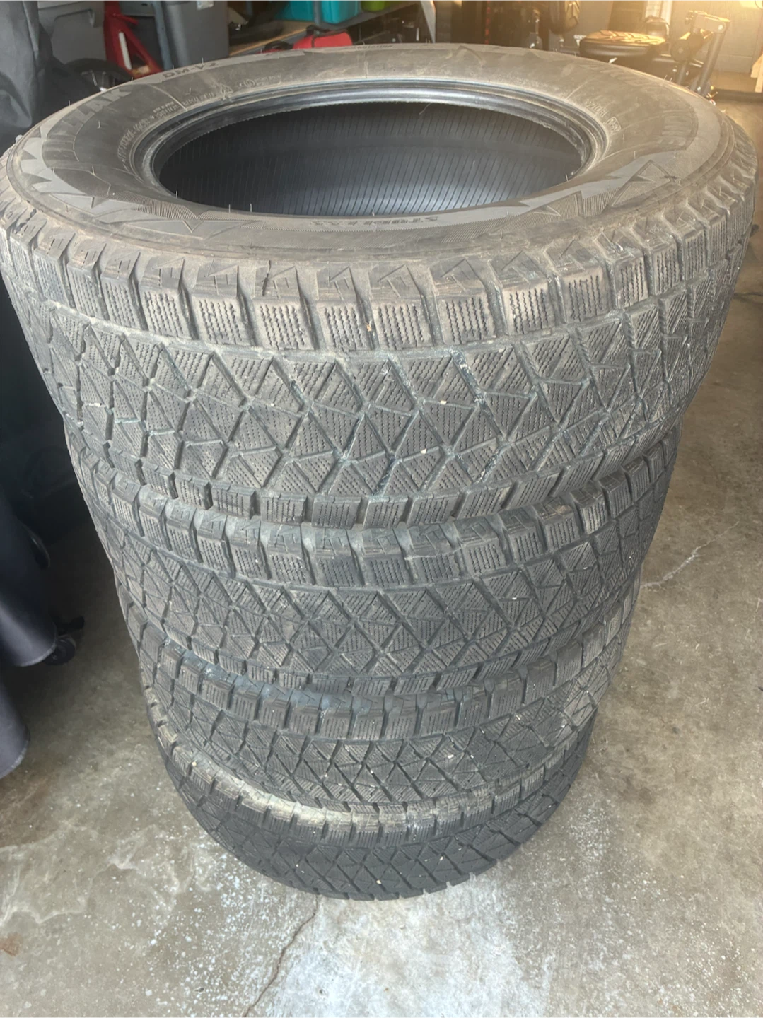 4 Bridgestone Blizzak DM-V2 Tires P275/65R18