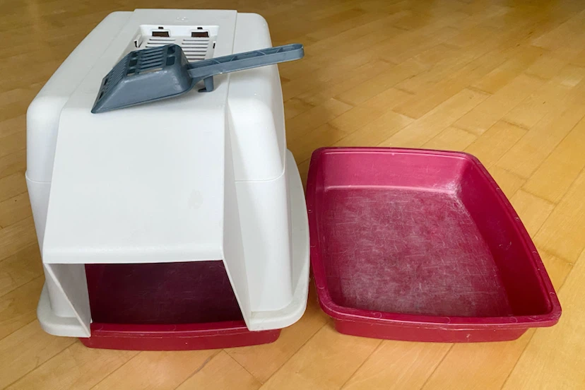 Covered Cat Litter Box with Scoop
