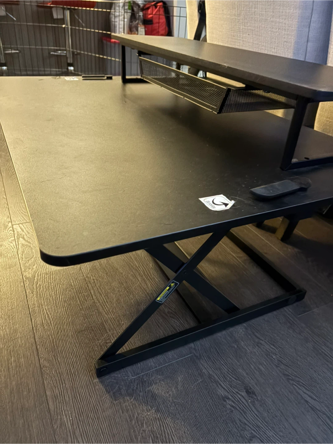 Adjustable height standing desk converter