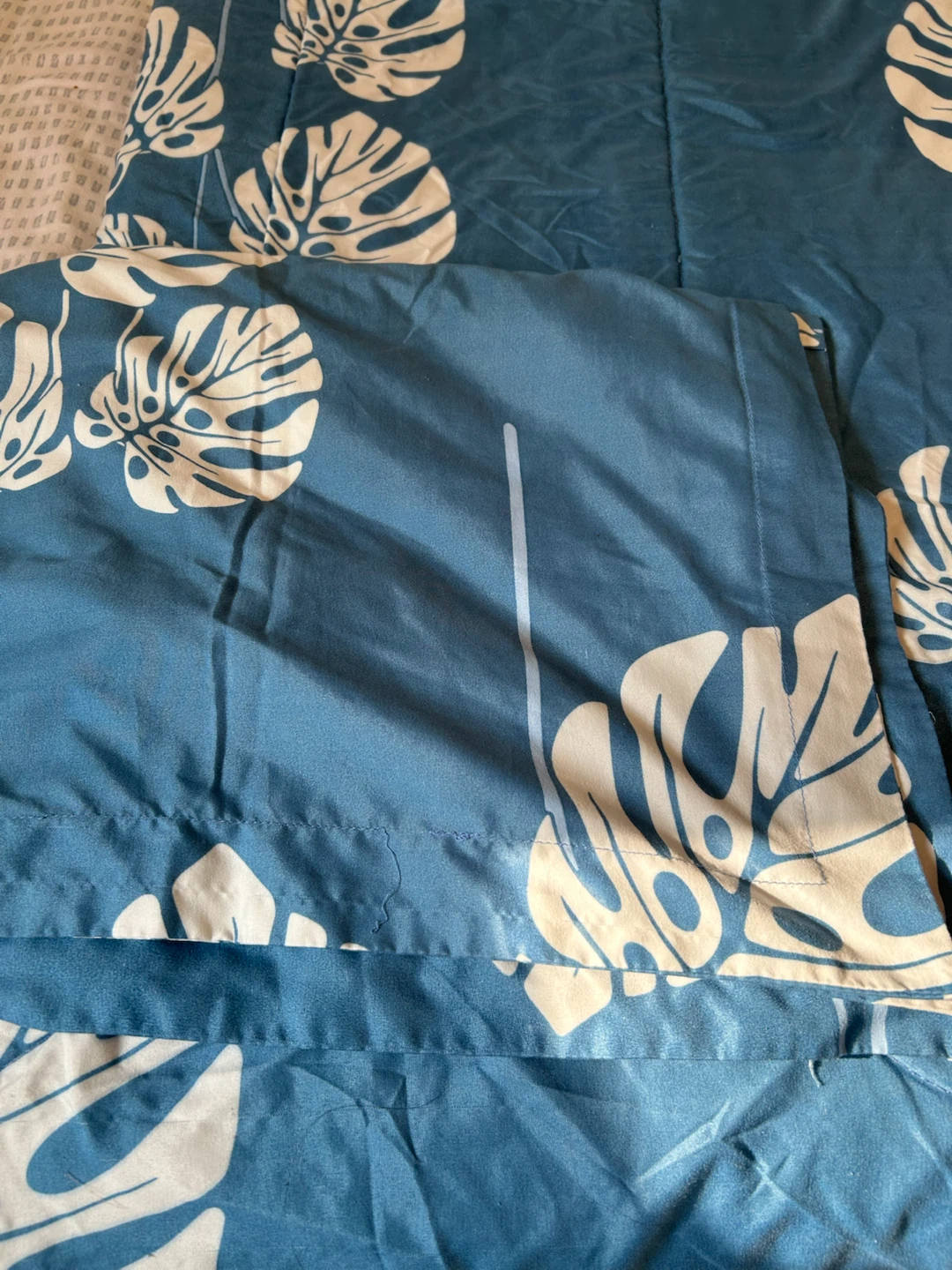 Blue and White Monstera Leaf Pattern Comforter - photo 2
