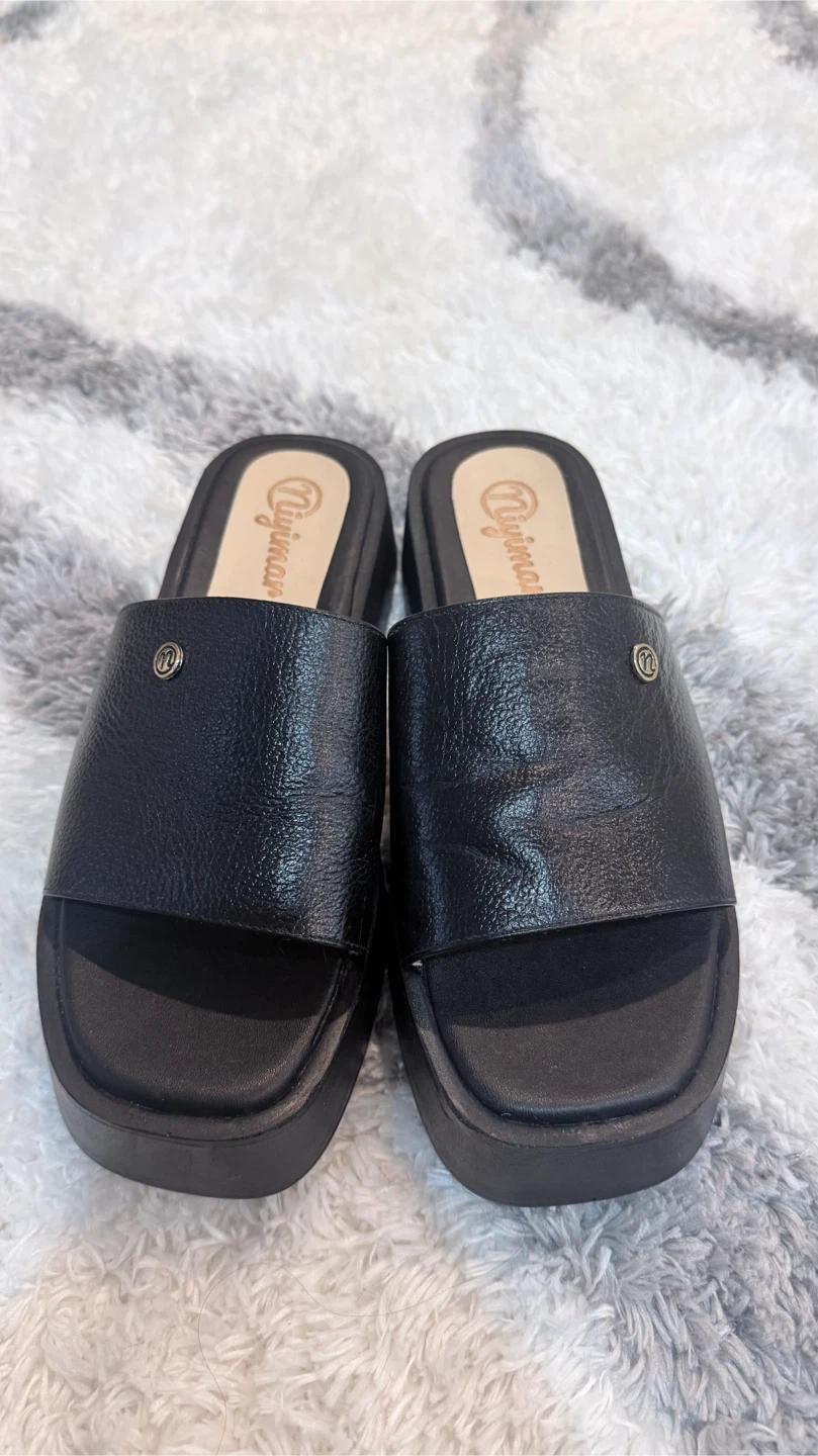 Niyimar Black Platform Slides
