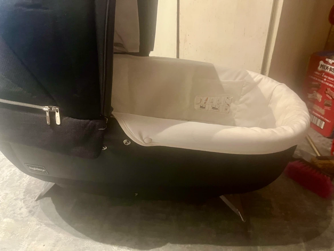 Free Beautiful Peg Perego Bassinet - photo 2