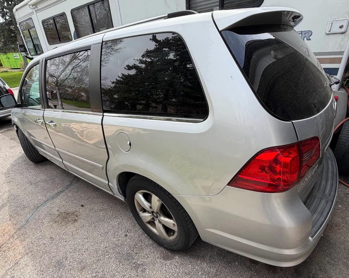 Volkswagen Routan Minivan - photo 2