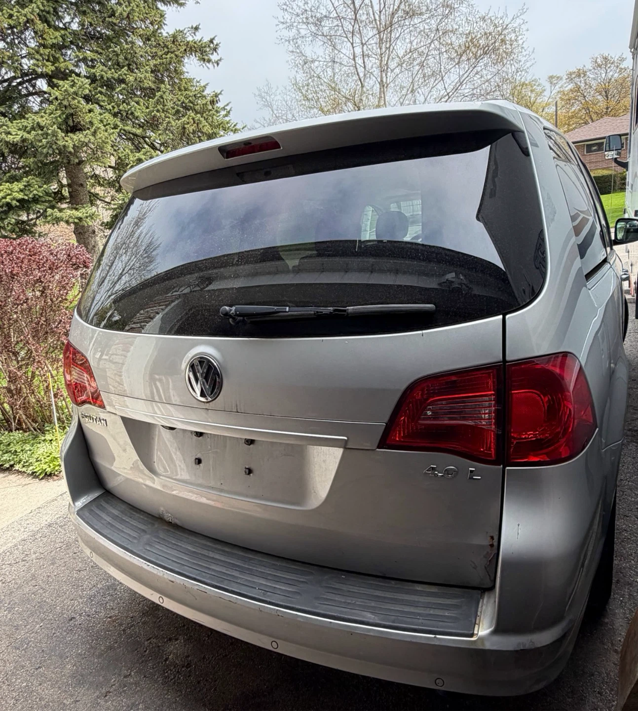 Volkswagen Routan Minivan - photo 3
