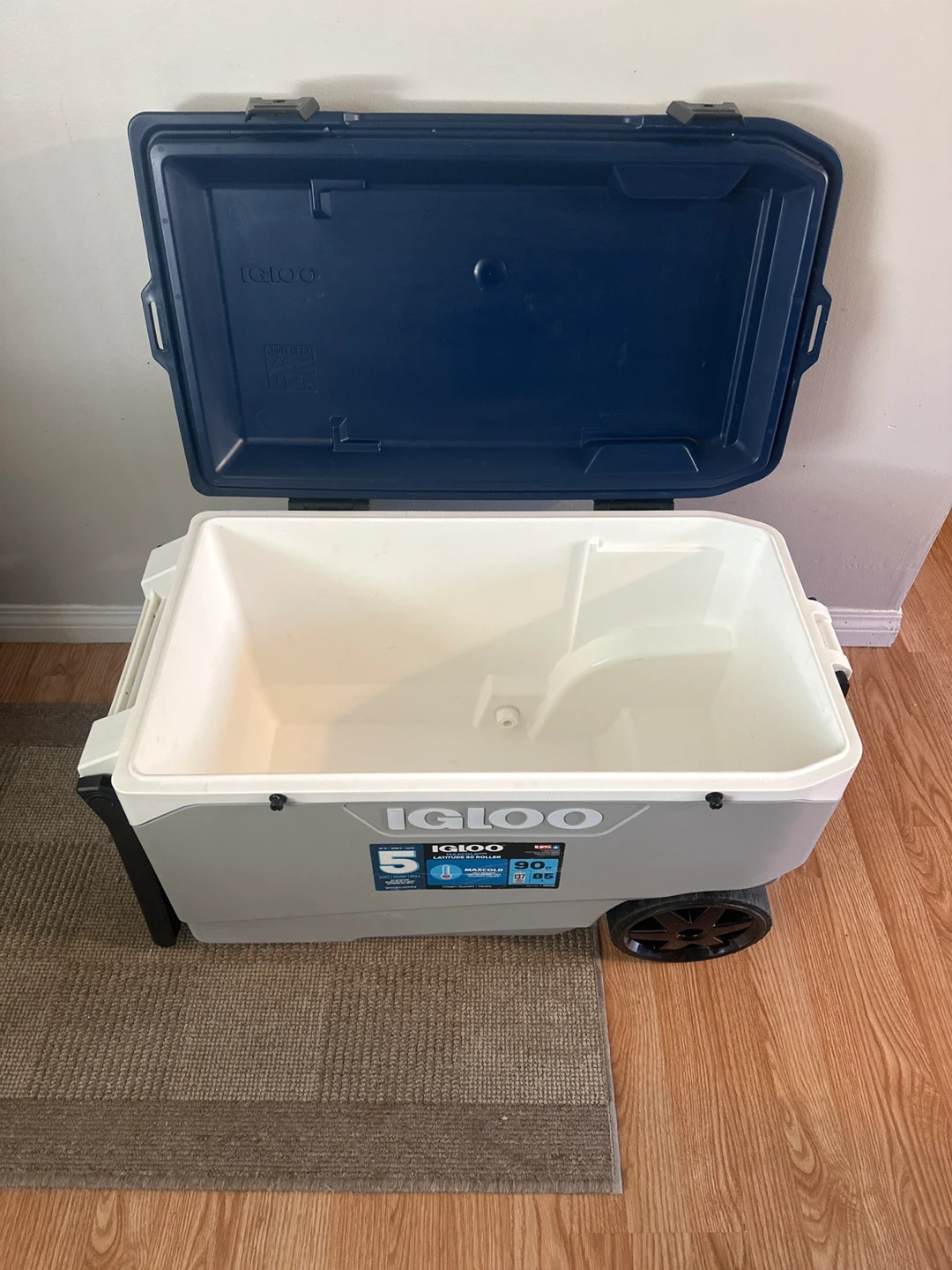 Igloo MaxCold Latitude 90 Roller Cooler - photo 2