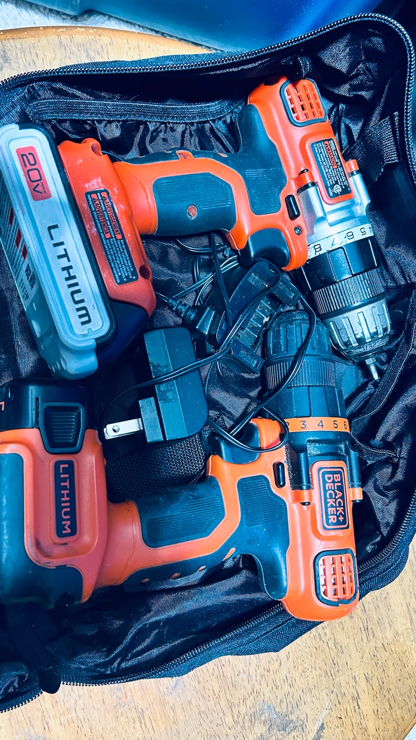 BLACK+DECKER 20V MAX Drill Set – NOT WORKING – For Parts Only
