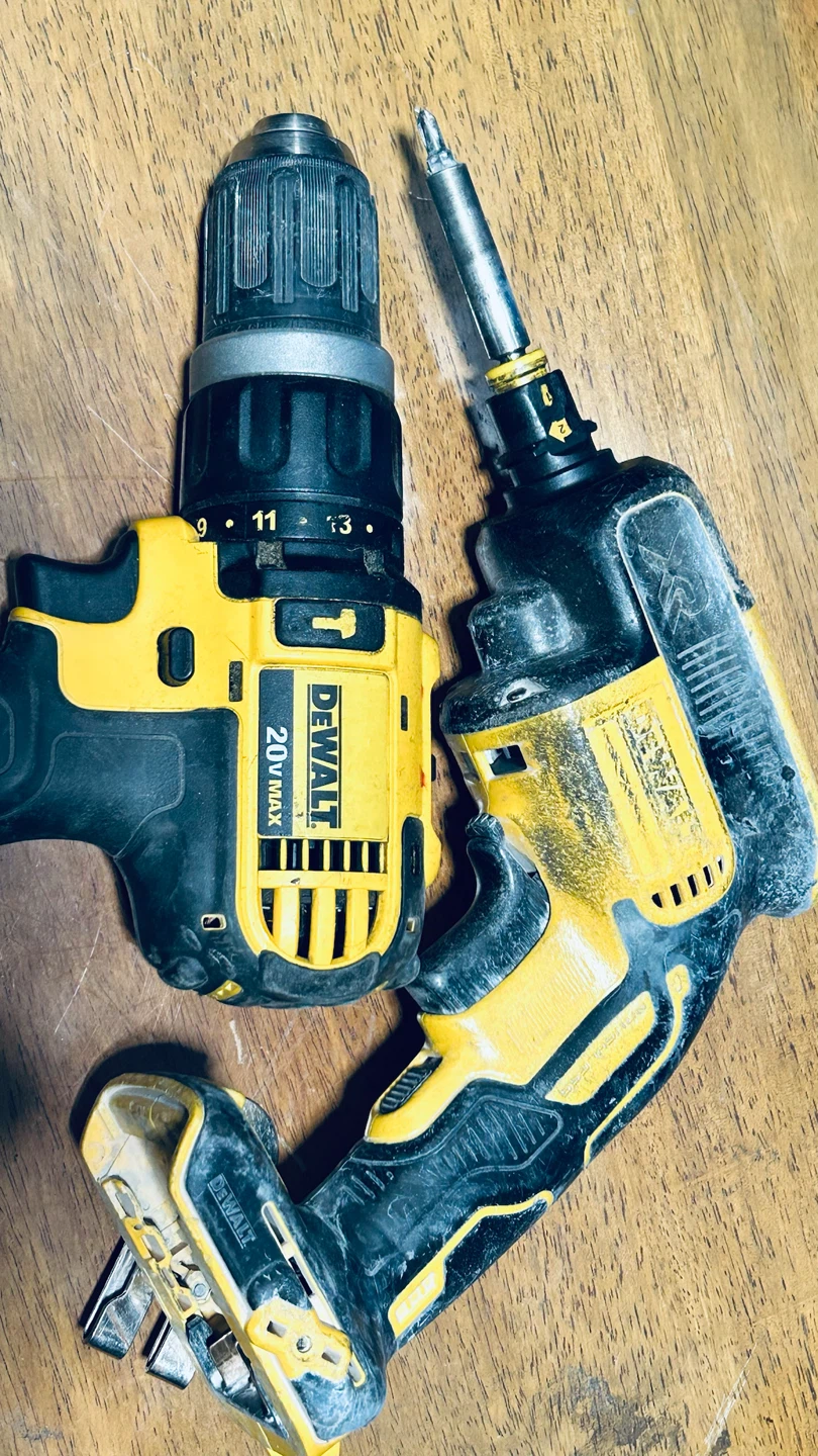 2 DeWALT 20V MAX Cordless Tools – NOT WORKING – For Parts Only