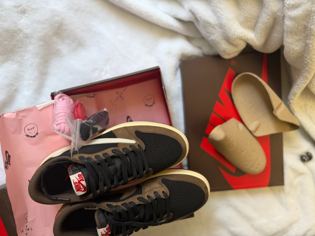 Size 9.5 us. Nike Air Jordan 1 Low Travis Scott Mocha